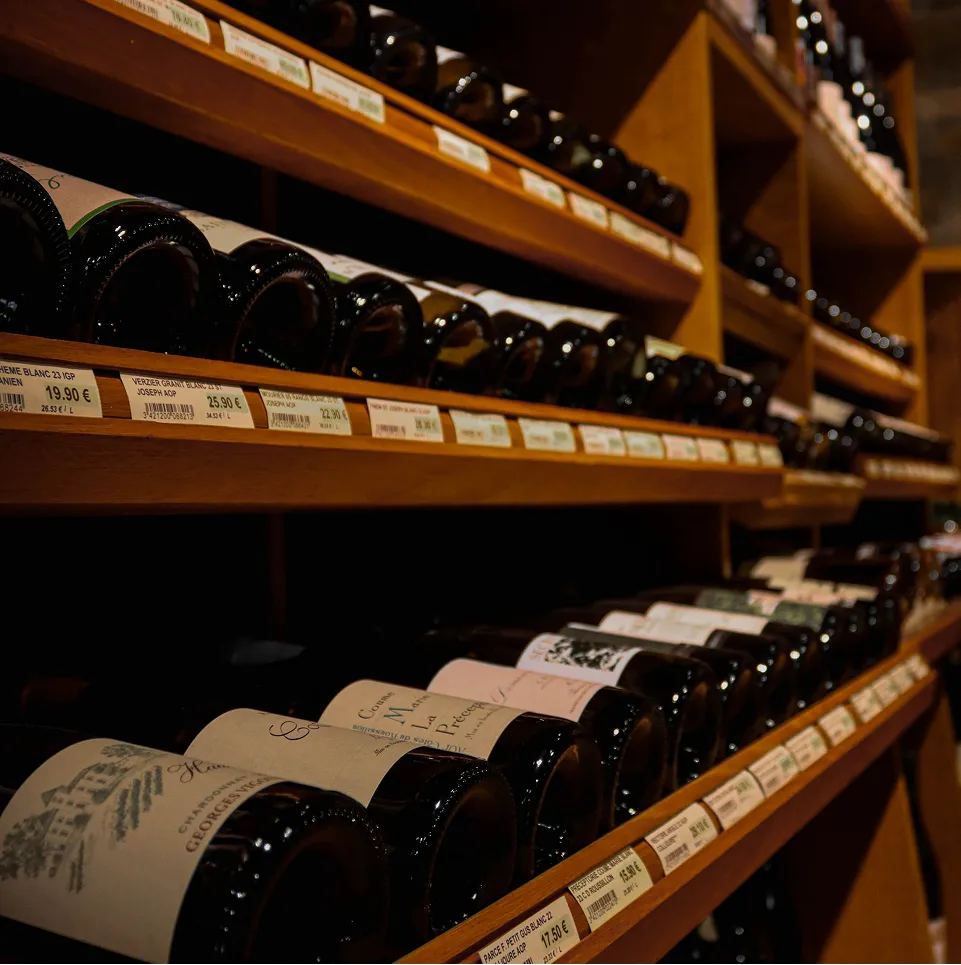 Rayonnage de bouteilles de vin dans un magasin.