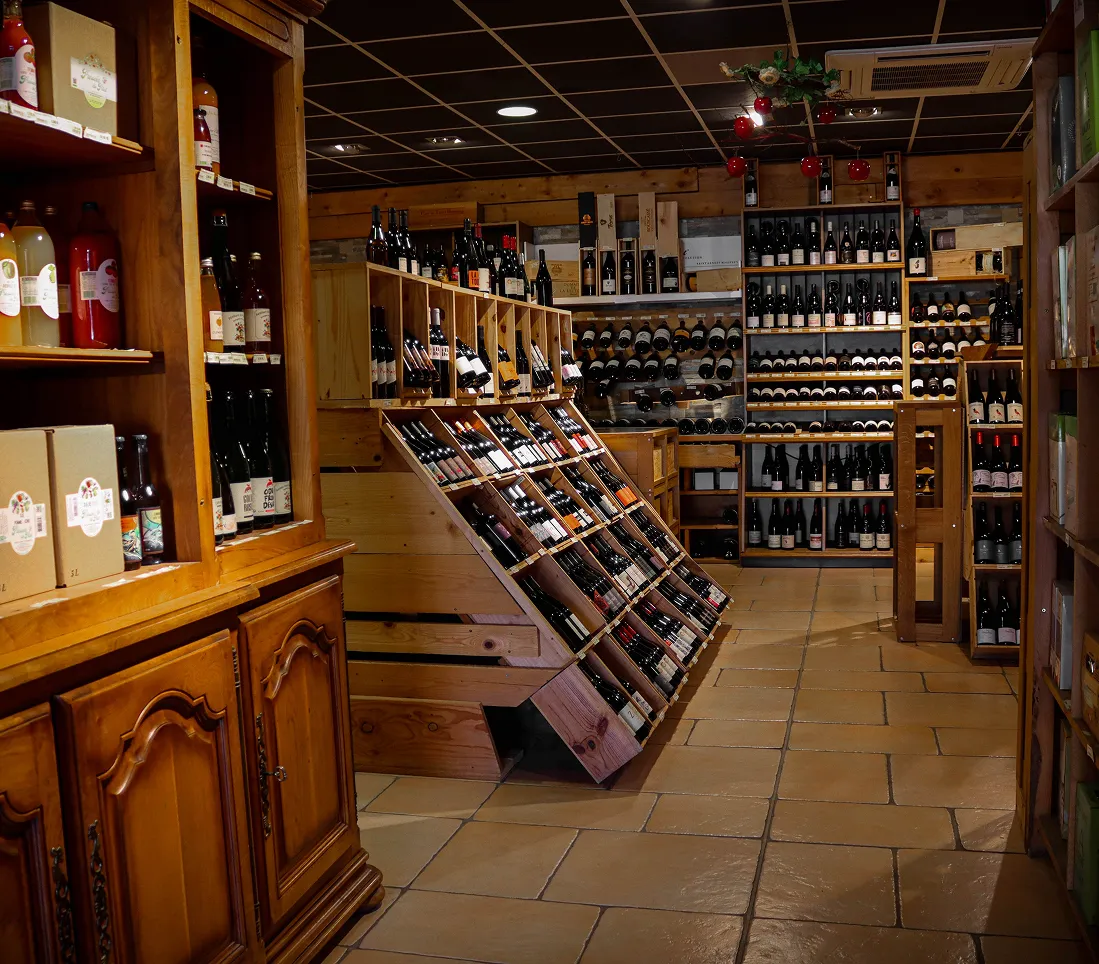 Intérieur d'un magasin de vins et spiritueux avec des étagères remplies de bouteilles.