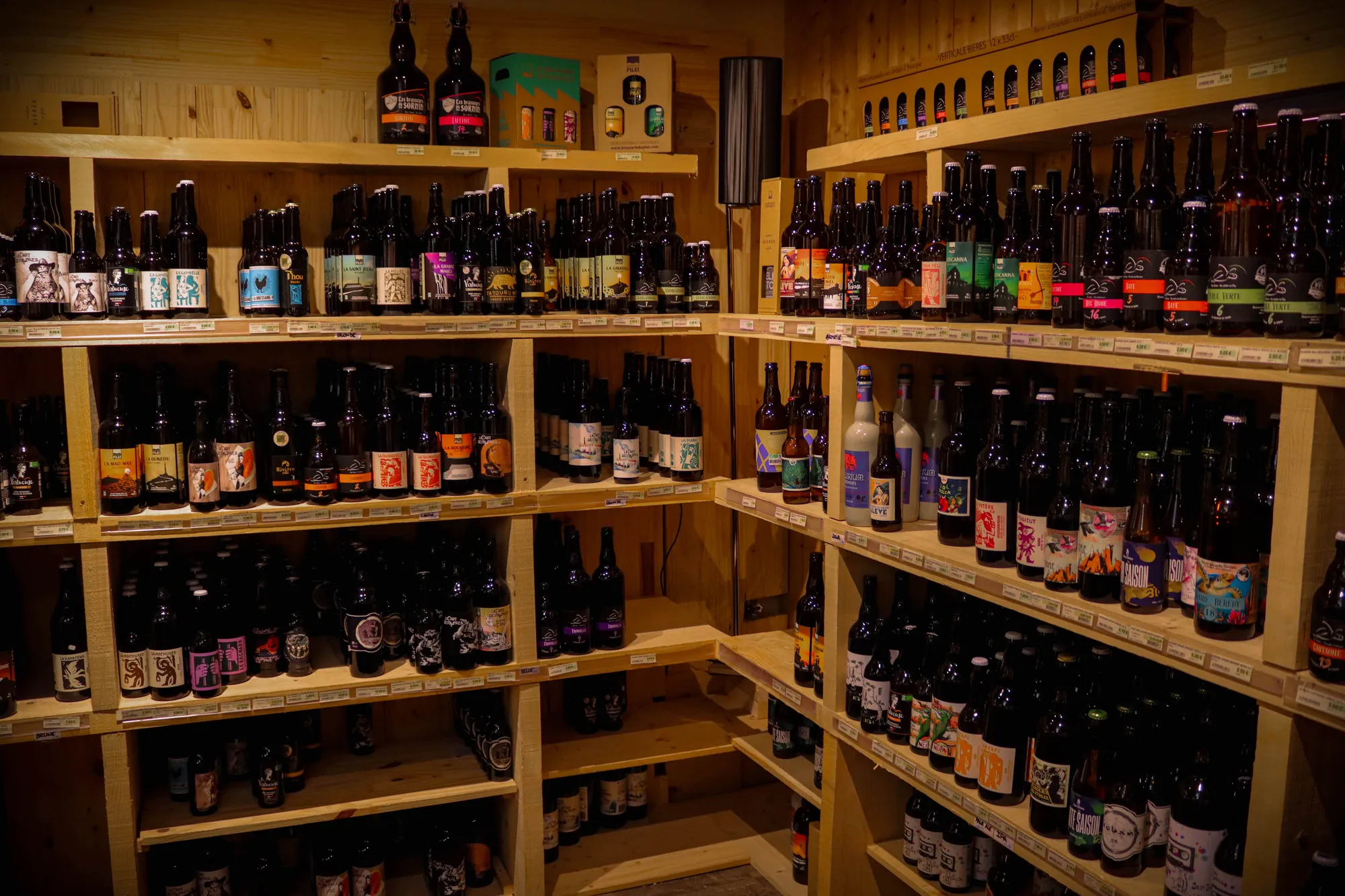 Photo de rayonnage avec des bouteilles de bière