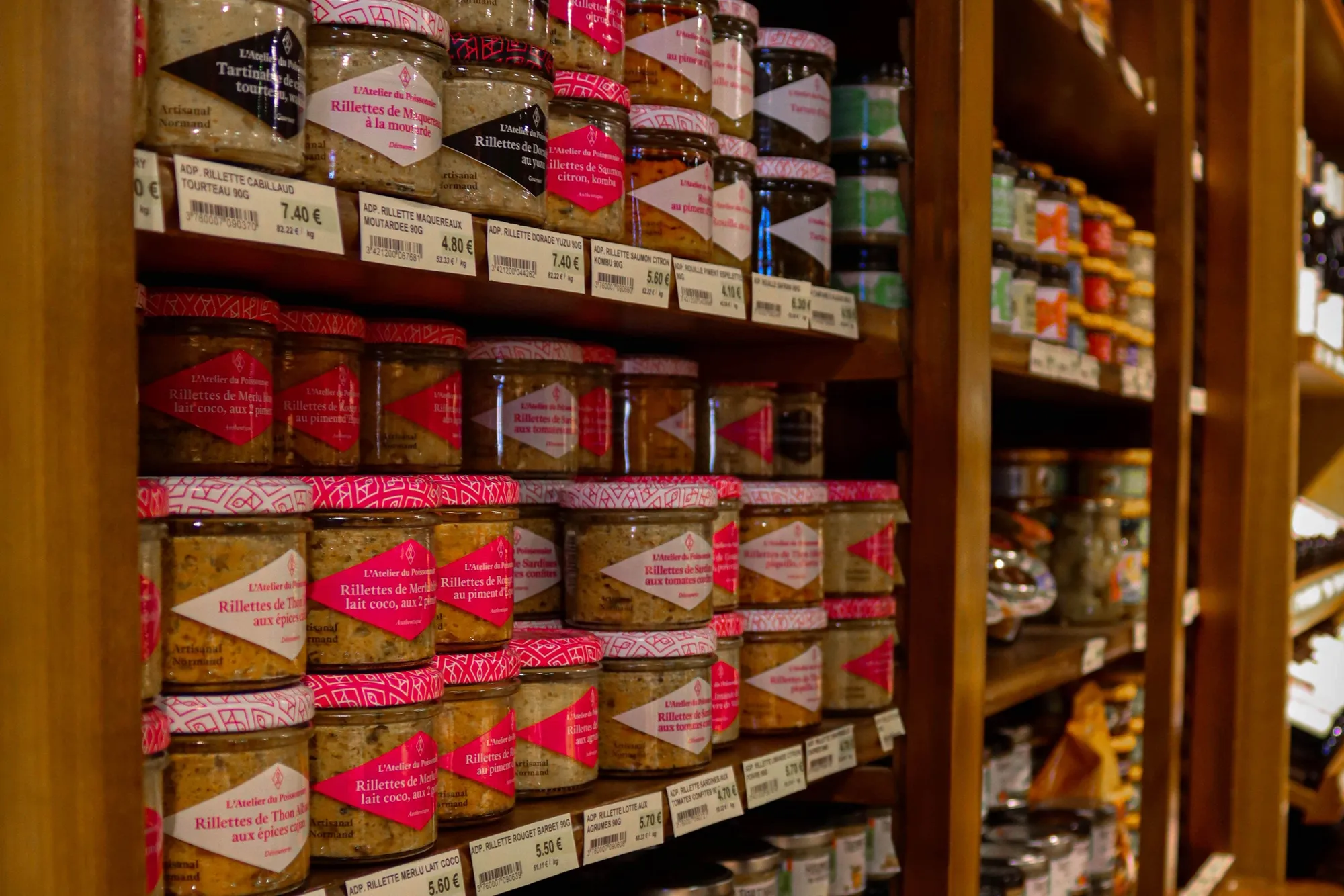 Étagère remplie de boîtes de conserve et de produits alimentaires.