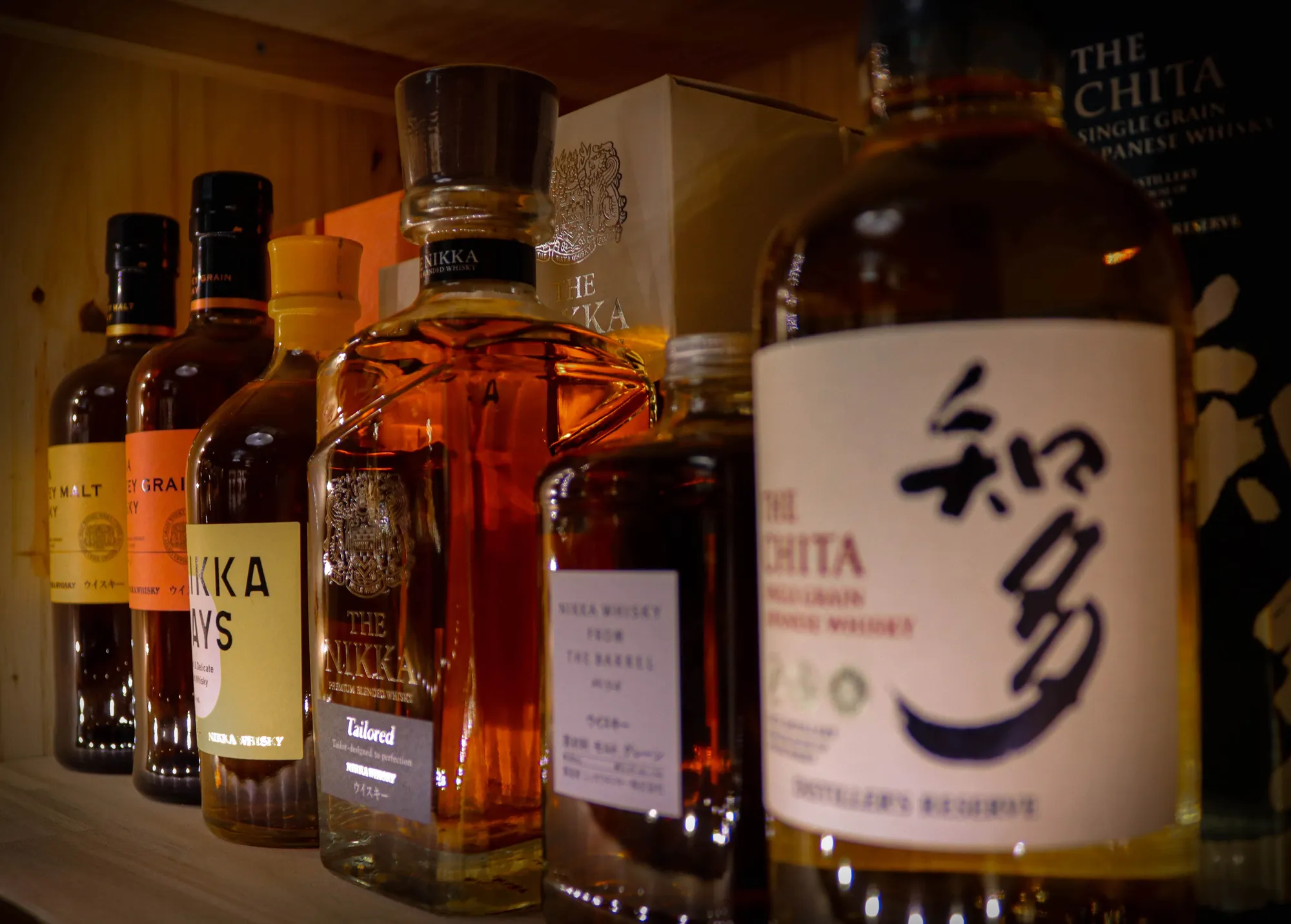 Bouteilles de whisky sur une étagère.